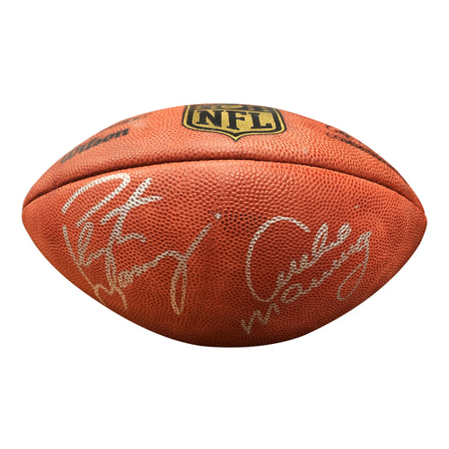 Peyton y Archie Manning firmaron un balón de fútbol