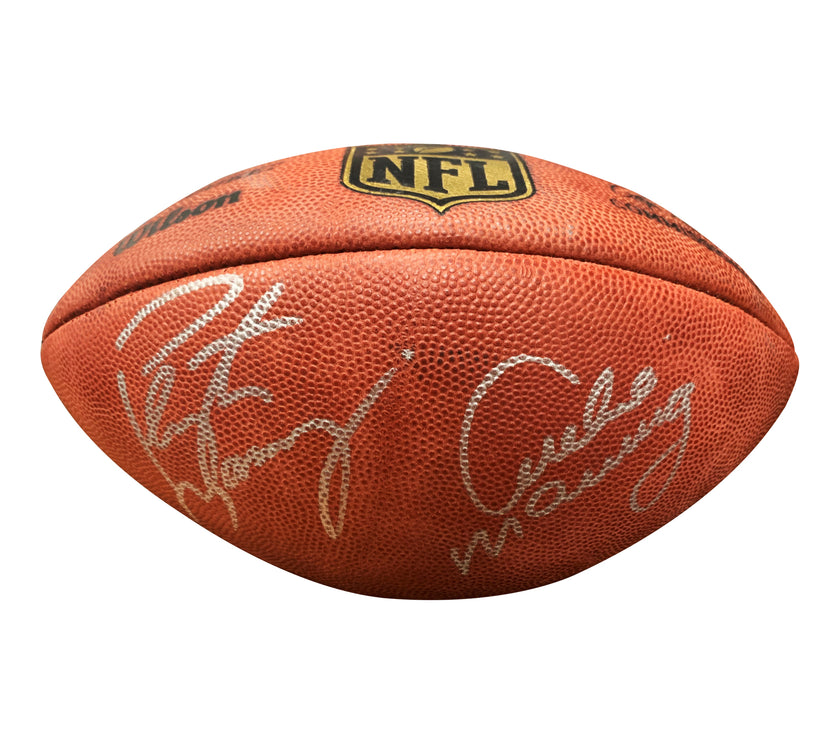 Peyton y Archie Manning firmaron un balón de fútbol