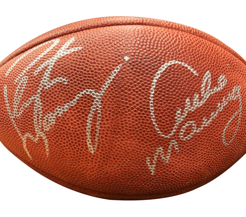 Peyton y Archie Manning firmaron un balón de fútbol