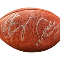 Peyton y Archie Manning firmaron un balón de fútbol