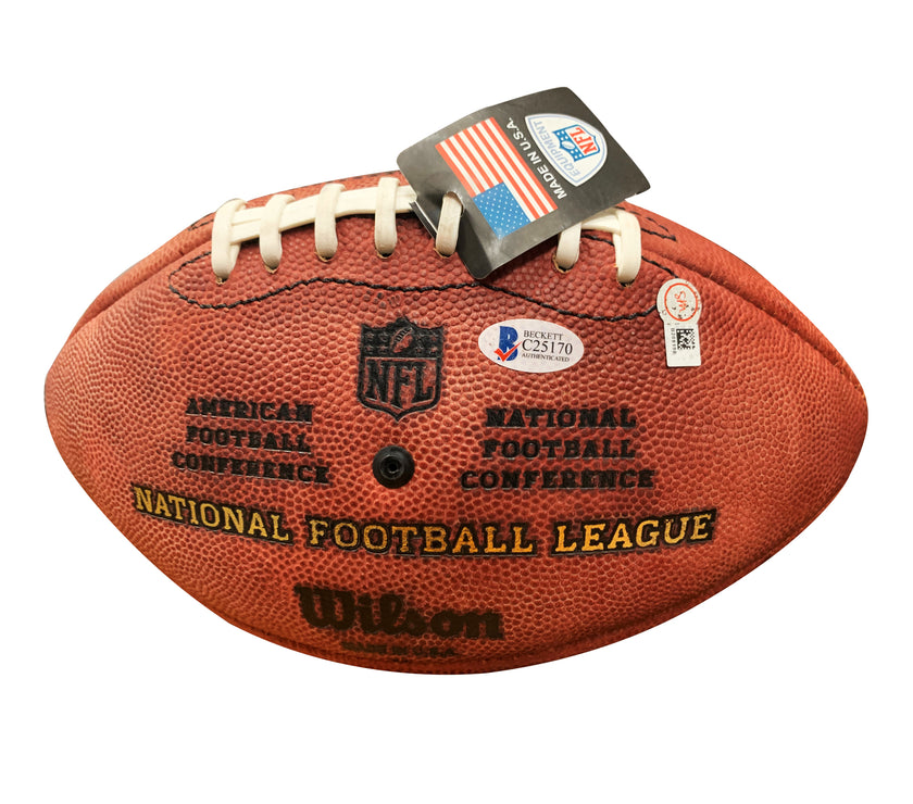 Peyton y Archie Manning firmaron un balón de fútbol