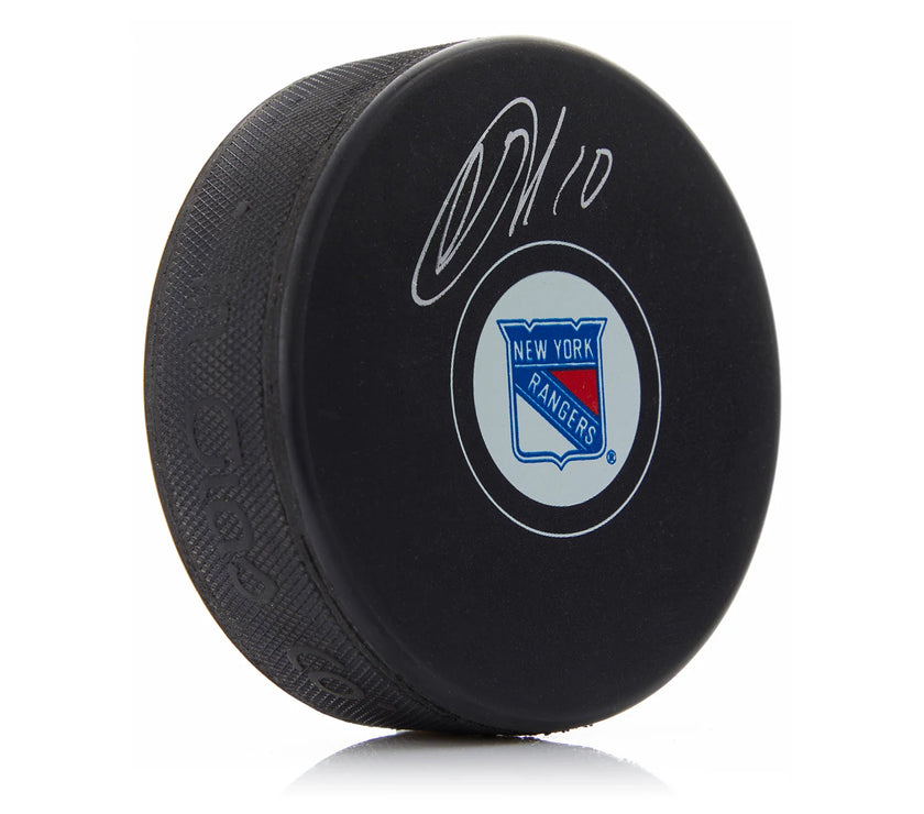 Artemi Panarin firmó un disco de los New York Rangers