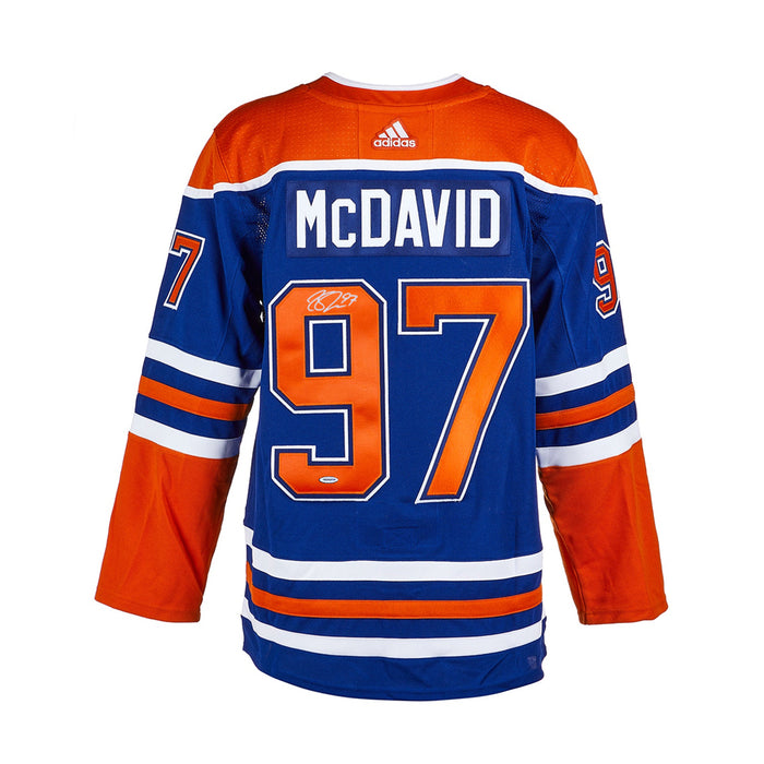 Connor McDavid a signé le maillot Pro Domicile Adidas des Oilers d'Edmonton