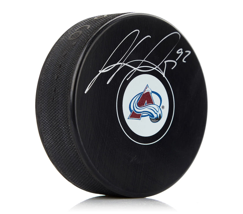 Gabriel Landeskog firmó el disco Colorado Avalanche