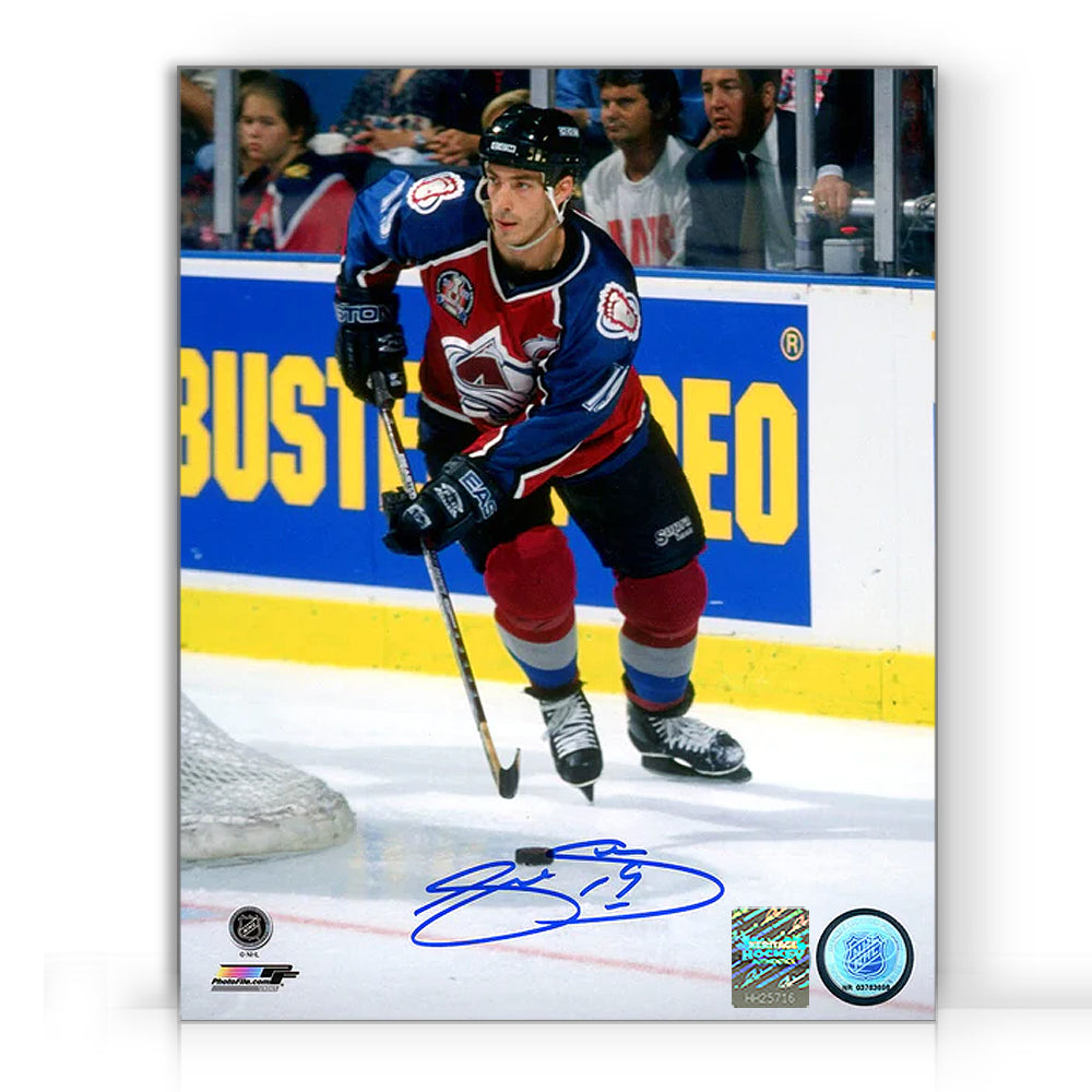 Joe Sakic a signé la photo 8 x 10 de la finale de la Coupe Stanley de l'Avalanche du Colorado 1996
