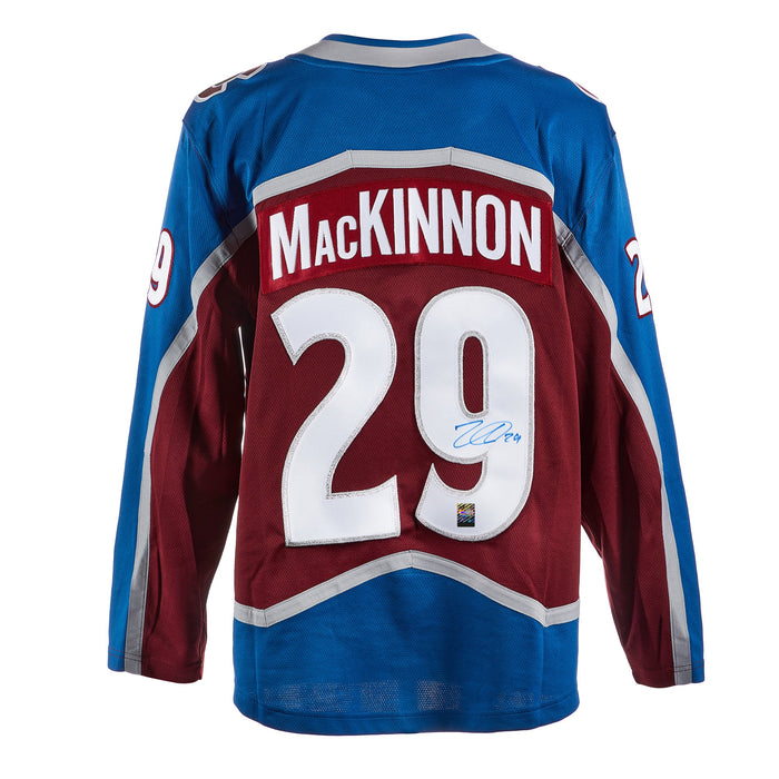 Nathan MacKinnon a signé le maillot Pro Adidas de l'Avalanche du Colorado