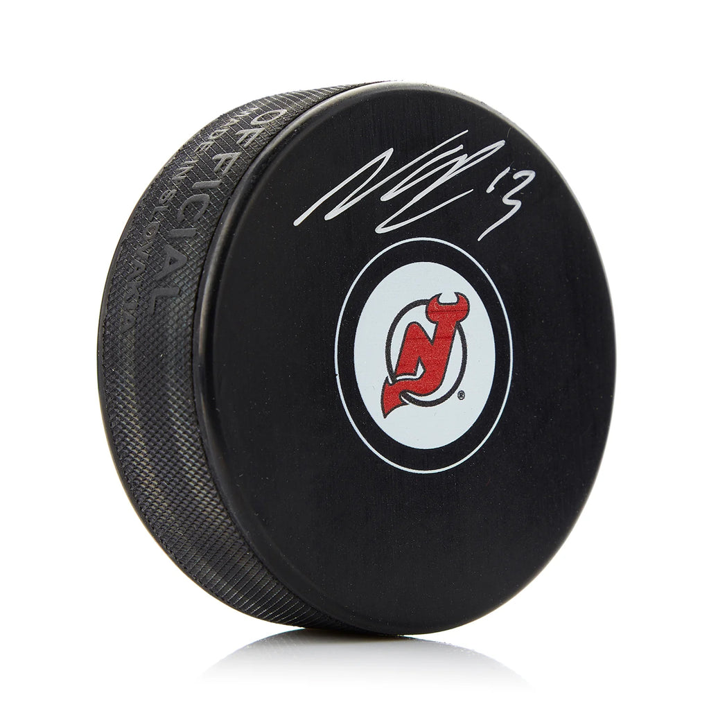 Nico Hischier firmó el disco de los New Jersey Devils