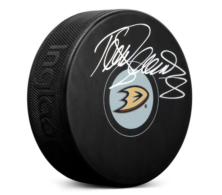Teemu Selanne firmó el disco de los Anaheim Ducks