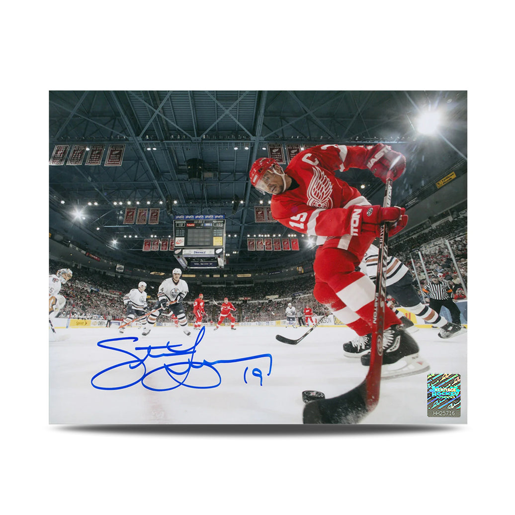 Fotografía Ice Cam de 8 x 10 firmada por Steve Yzerman de los Detroit Red Wings