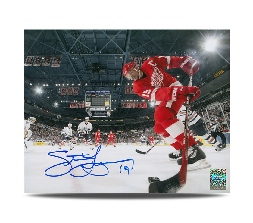 Fotografía Ice Cam de 8 x 10 firmada por Steve Yzerman de los Detroit Red Wings