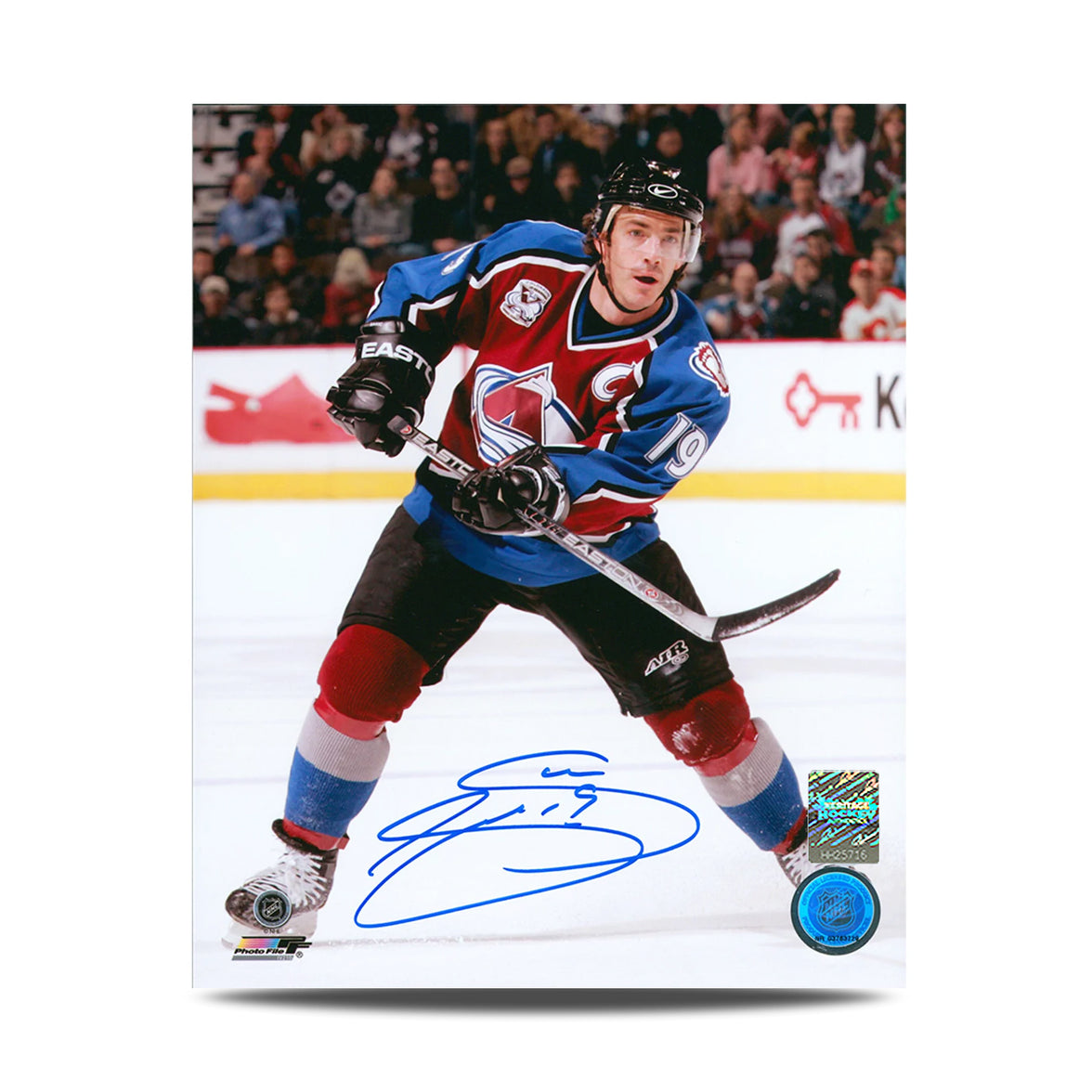 Fotografía de 8 x 10 firmada por Joe Sakic, capitán de Colorado Avalanche