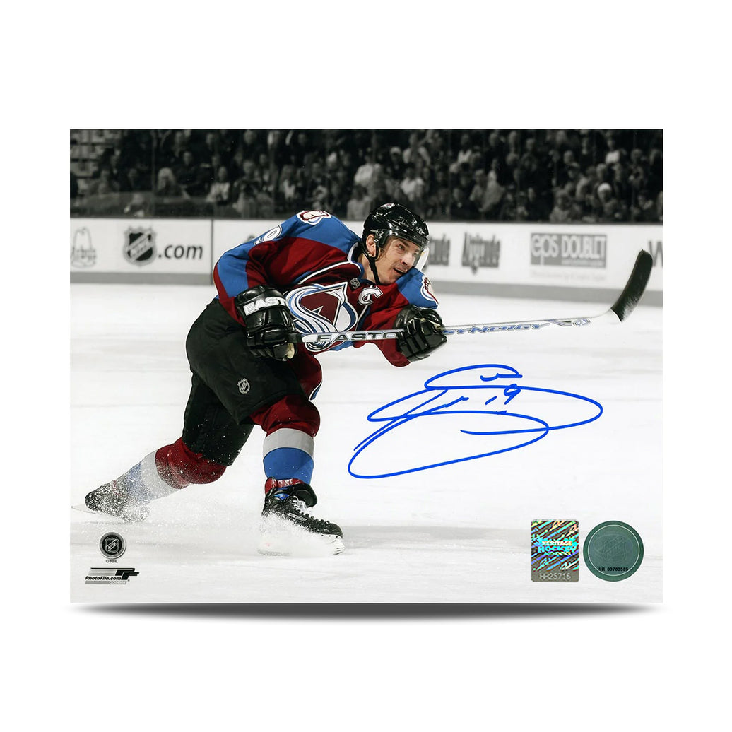 Joe Sakic autografió la fotografía de 8 x 10 del francotirador de Colorado Avalanche