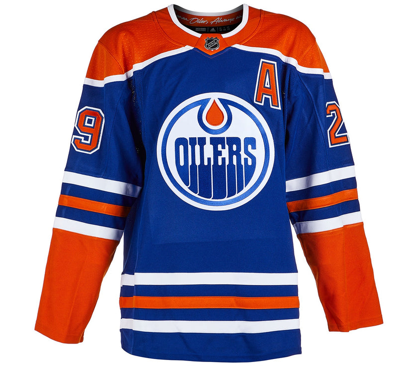 Connor McDavid a signé le maillot Pro Domicile Adidas des Oilers d'Edmonton