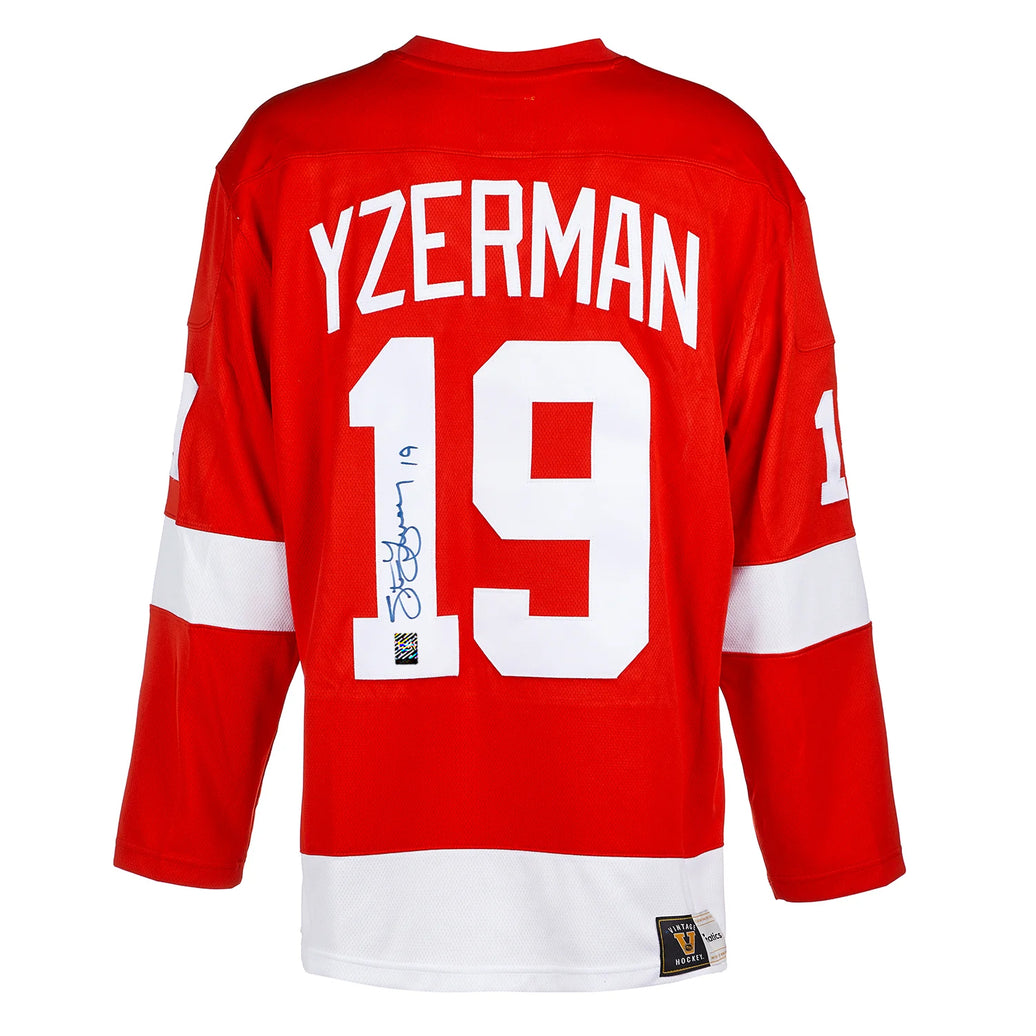 Camiseta de local de los Detroit Red Wings firmada por Steve Yzerman