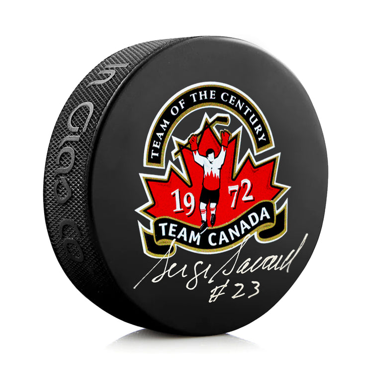 Disco de fútbol firmado por Serge Savard para el equipo de Canadá en 1972
