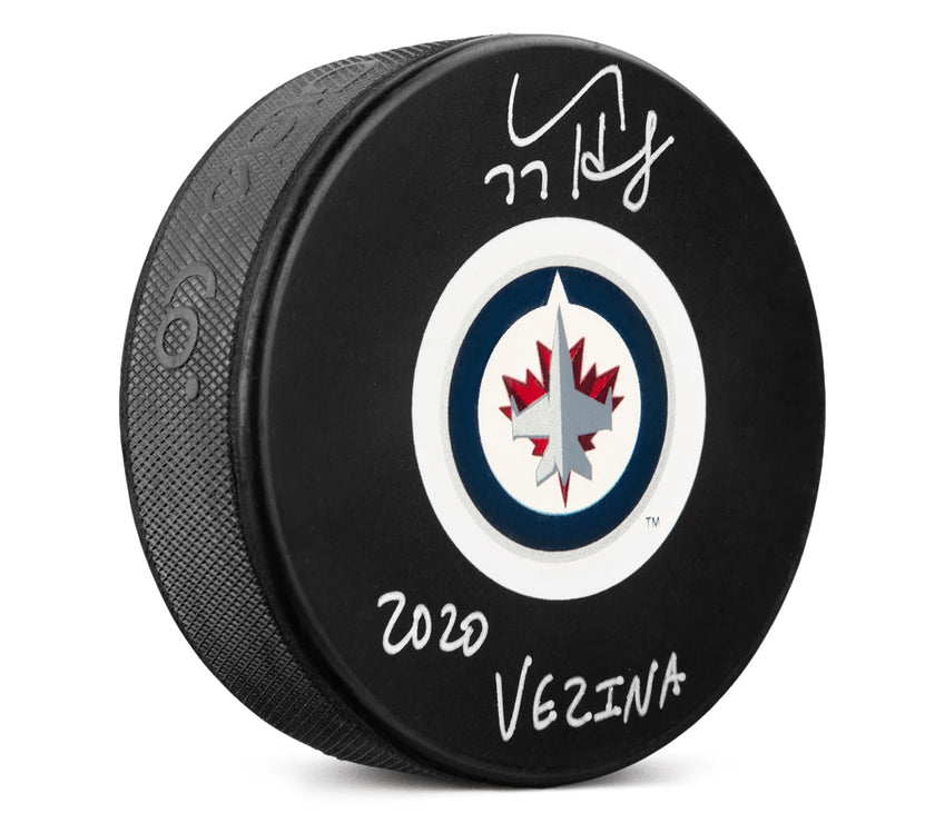 Connor Hellebuyck firmó el disco de los Winnipeg Jets