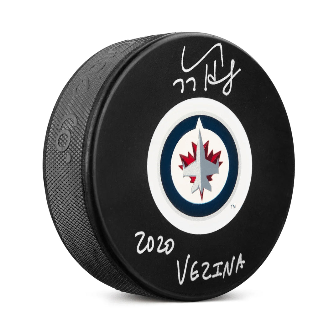 Connor Hellebuyck firmó el disco de los Winnipeg Jets