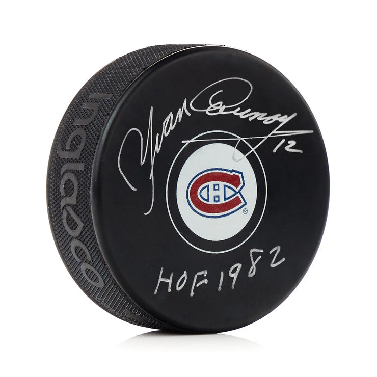 Yvan Cournoyer a signé la rondelle des Canadiens de Montréal avec la note HOF 1982