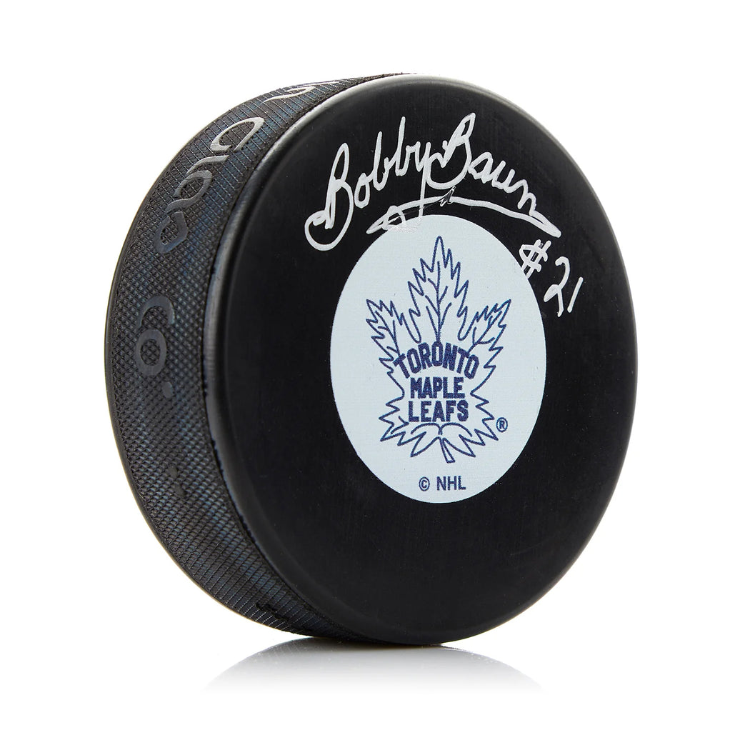 Bobby Baun autografió el disco de los Toronto Maple Leafs con una nota de la Copa Stanley