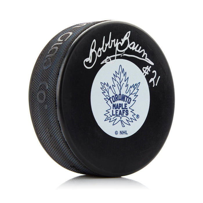 Bobby Baun autografió el disco de los Toronto Maple Leafs con una nota de la Copa Stanley