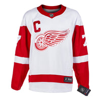 Steve Yzerman a signé le maillot extérieur des Red Wings de Détroit