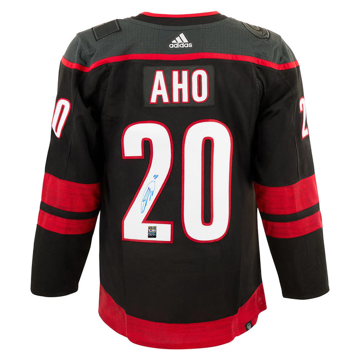 Sebastian Aho firmó la camiseta Adidas Pro de los Carolina Hurricanes
