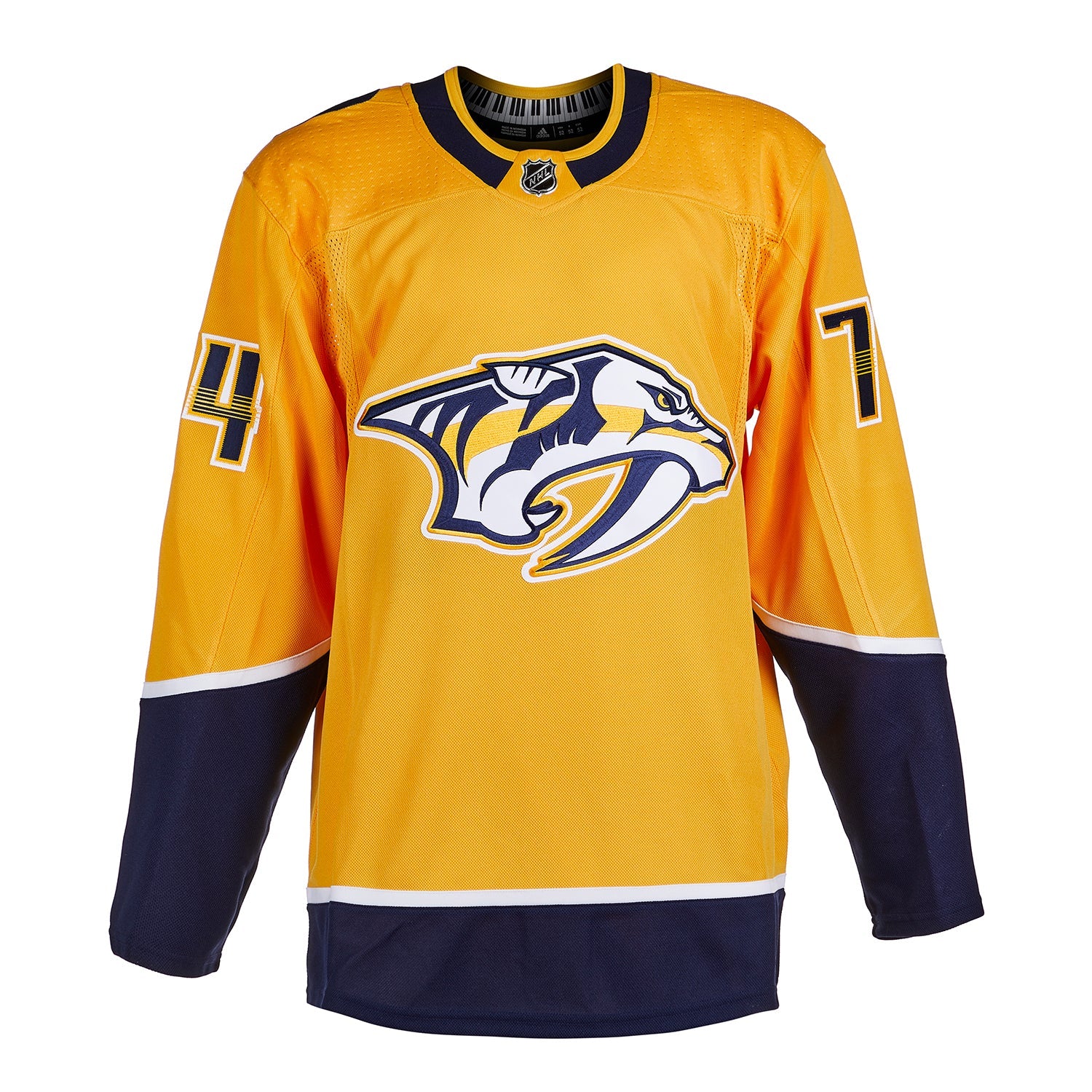Juuse Saros firmó la camiseta de local de los Nashville Predators