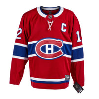 Yvan Cournoyer firmó la camiseta de los Montreal Canadiens
