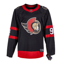 Thomas Chabot a signé le maillot Pro Adidas des Sénateurs d'Ottawa