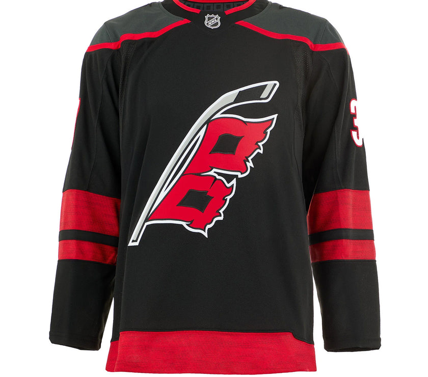 Andrei Svechnikov firmó la camiseta Adidas Pro de los Carolina Hurricanes