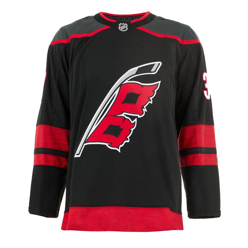 Andrei Svechnikov firmó la camiseta Adidas Pro de los Carolina Hurricanes