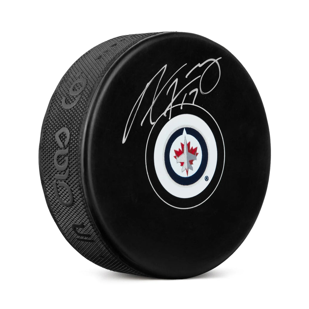 Adam Lowry firmó el disco de los Winnipeg Jets