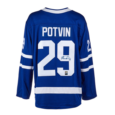 Johnny Bower a signé le maillot des Maple Leafs de Toronto