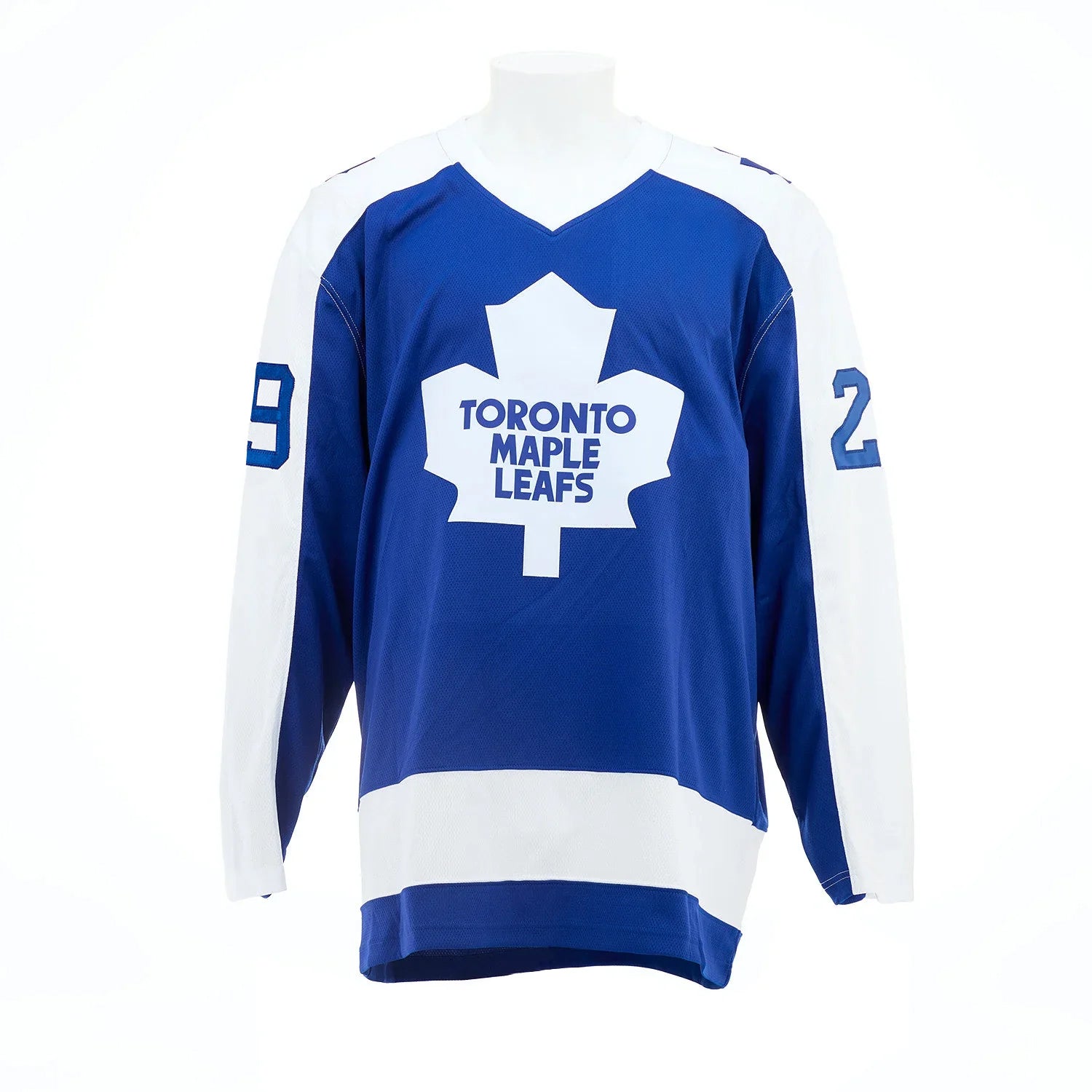 Johnny Bower a signé le maillot des Maple Leafs de Toronto