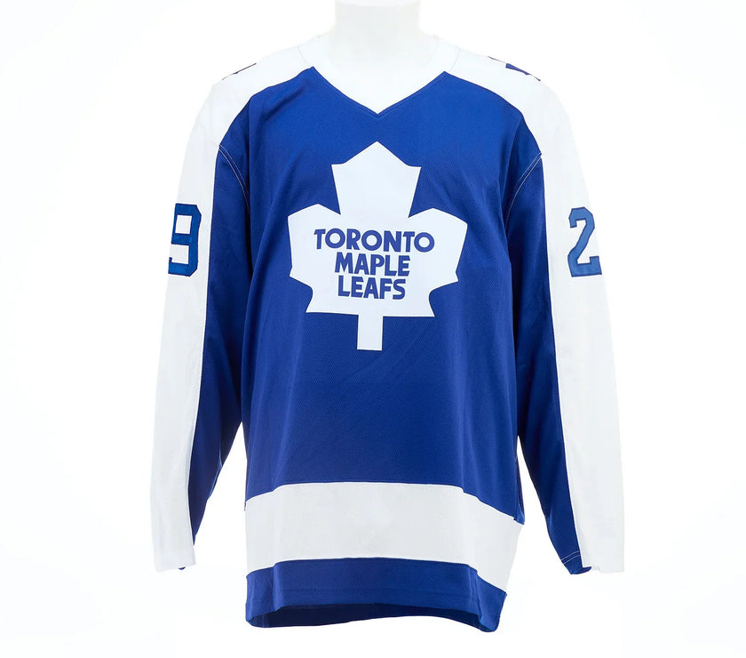 Johnny Bower a signé le maillot des Maple Leafs de Toronto