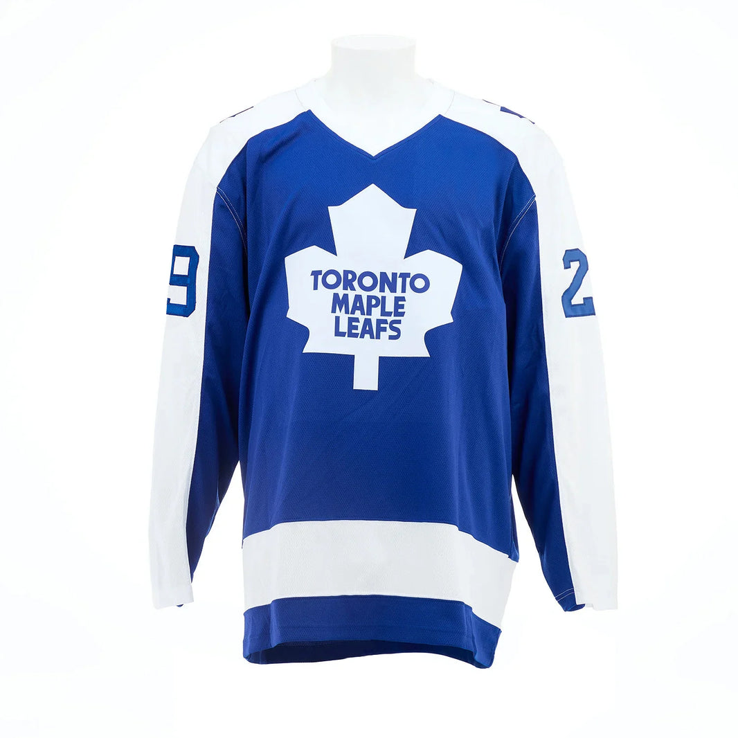 Johnny Bower a signé le maillot des Maple Leafs de Toronto