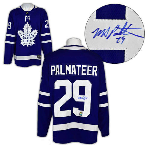 Johnny Bower a signé le maillot des Maple Leafs de Toronto
