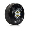 Phil Esposito firmó el disco de los Boston Bruins con una nota del HOF