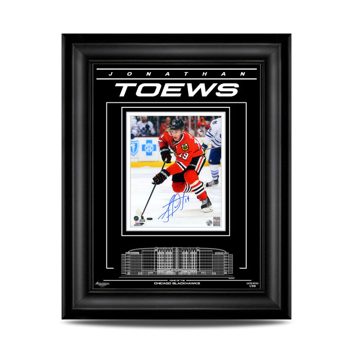 Fotografía enmarcada de vidrio de 21 x 25 de Jonathan Toews, firmada y grabada de los Chicago Blackhawks