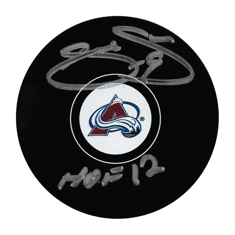 Rondelle HOF de l'Avalanche du Colorado signée par Joe Sakic