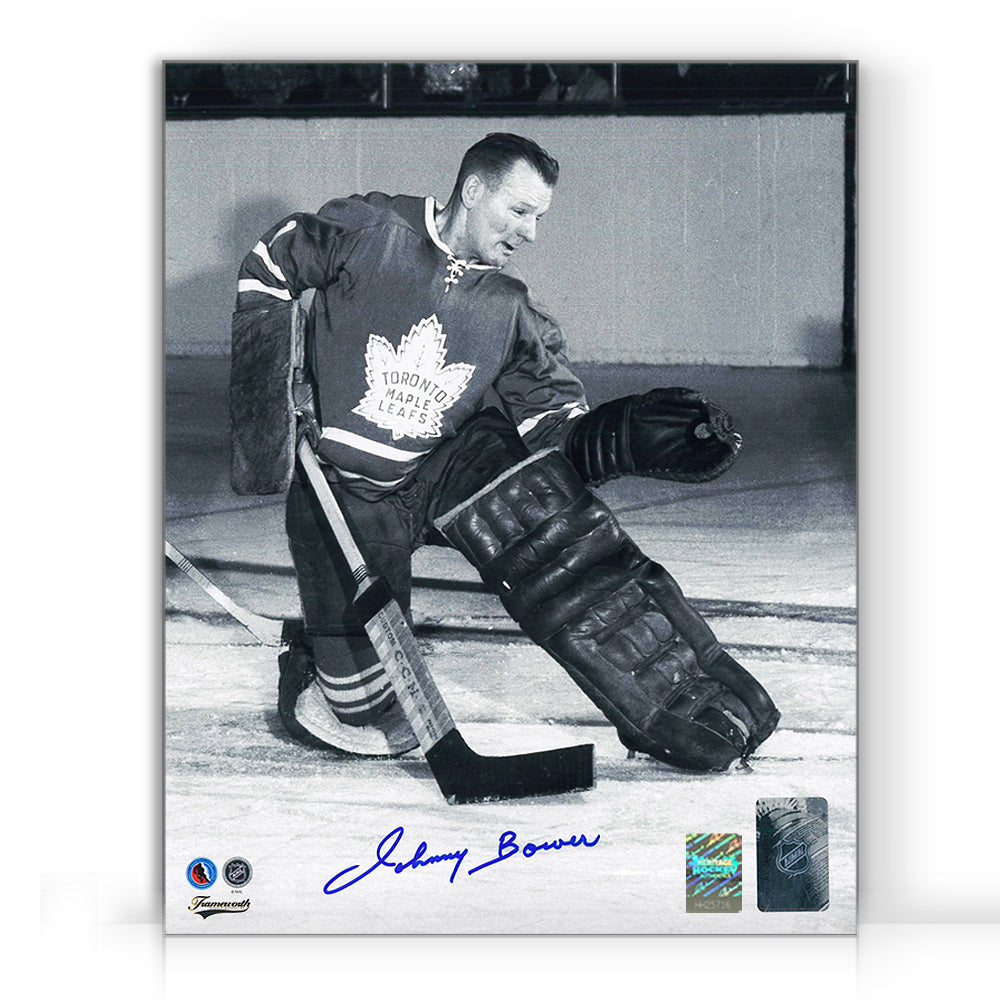 Johnny Bower a signé une photo d'action des Maple Leafs de Toronto 8 x 10