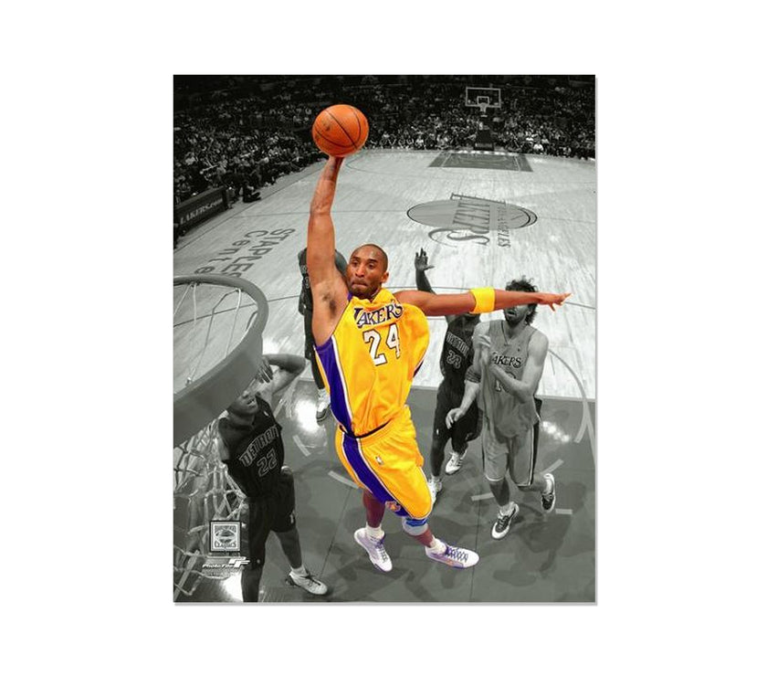 Fotografía enmarcada grabada de Kobe Bryant de Los Angeles Lakers - Action Spotlight Dunk