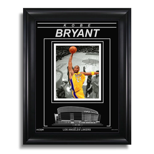 Fotografía enmarcada grabada de Kobe Bryant de Los Angeles Lakers - Action Spotlight Dunk