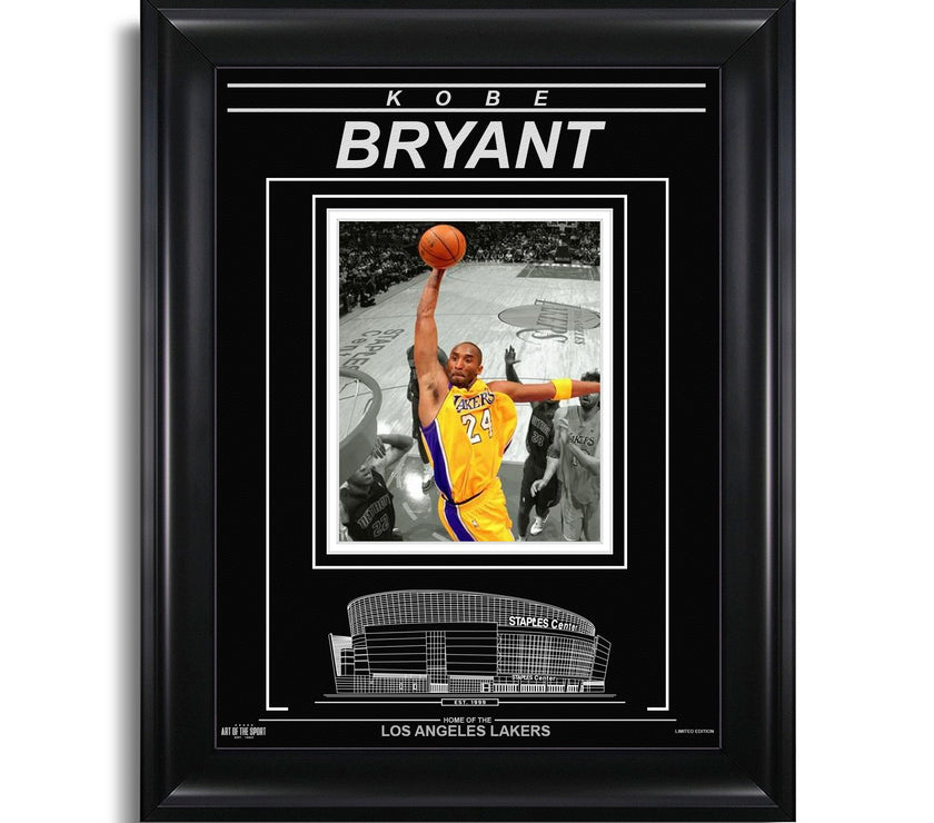 Fotografía enmarcada grabada de Kobe Bryant de Los Angeles Lakers - Action Spotlight Dunk