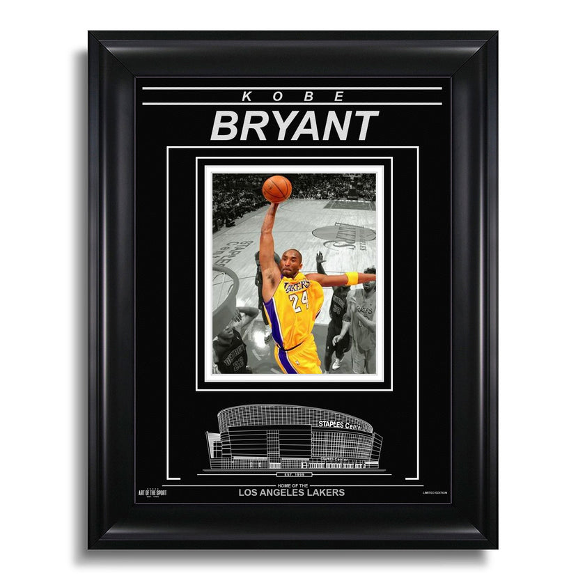 Fotografía enmarcada grabada de Kobe Bryant de Los Angeles Lakers - Action Spotlight Dunk