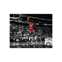 Fotografía enmarcada grabada de Michael Jordan de los Chicago Bulls: Dunk Spotlight