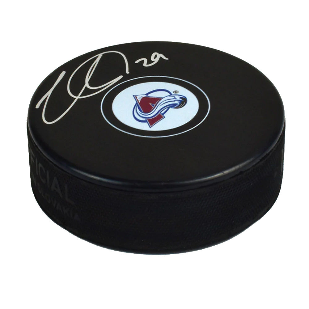 Nathan MacKinnon firmó el disco de Colorado Avalanche