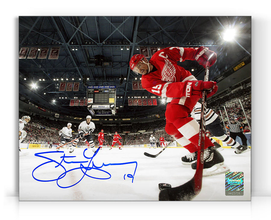 Steve Yzerman a signé la caméra de glace des Red Wings de Détroit 8X10 Photo
