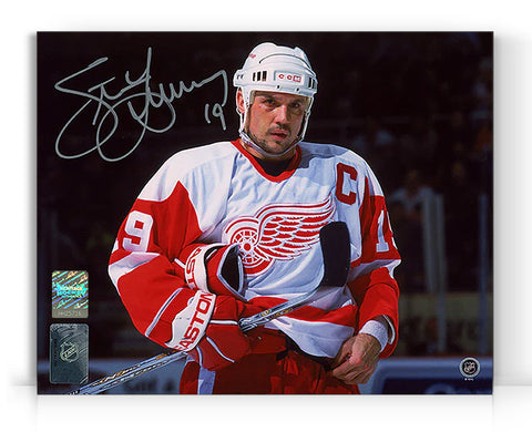 Steve Yzerman a signé la photo d'intensité des Red Wings de Détroit 8X10