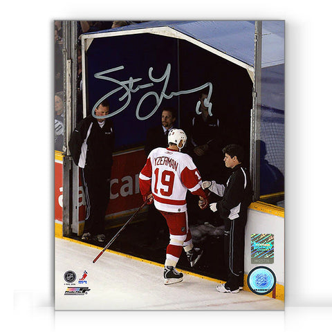 Steve Yzerman a signé la dernière étape des Red Wings de Détroit 8X10 Photo